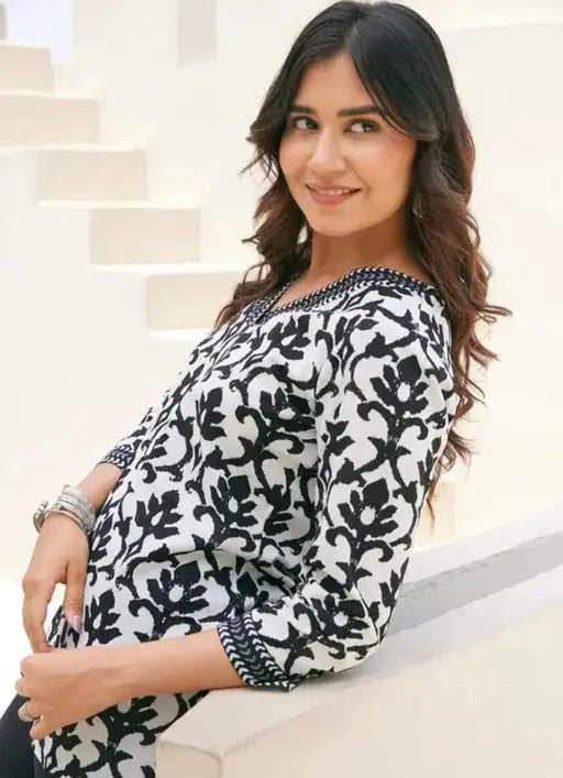 Sufiyana Ámour's White Cotton Short Kurti for Females