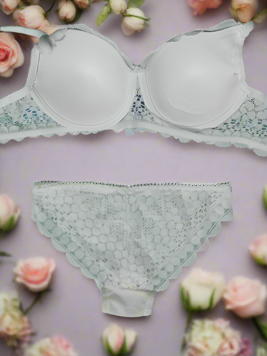 Sufiyana Ámour's Sexy White Lace Push-Up Lingerie Set