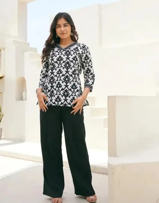 Sufiyana Ámour's White Cotton Short Kurti for Females