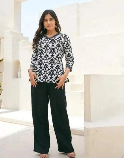 Sufiyana Ámour's White Cotton Short Kurti for Females