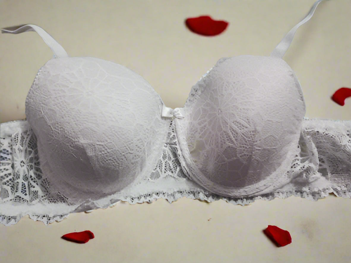 Sufiyana Ámour's Sexy White Lace Push-Up Lingerie Set