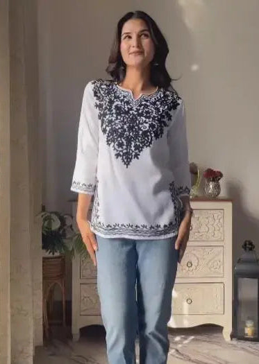 Sufiyana Ámour's White Chikankari Kaftan Kurti for Females