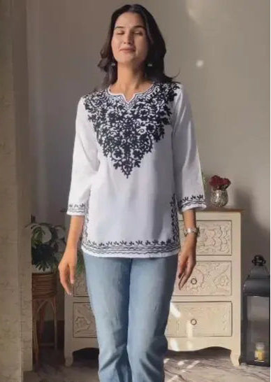 Sufiyana Ámour's White Chikankari Kaftan Kurti for Females