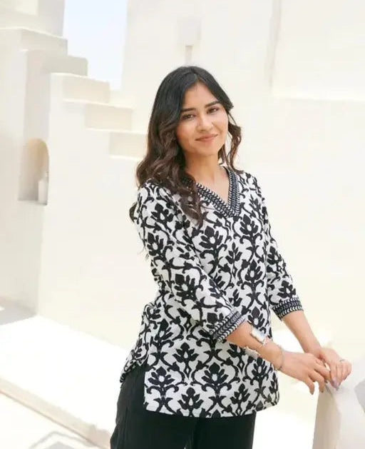 Sufiyana Ámour's White Cotton Short Kurti for Females