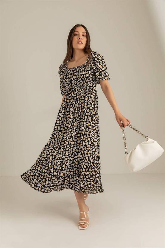 Sufiyana Ámour's Black Daisy Print Crepe Midi Dress for Women